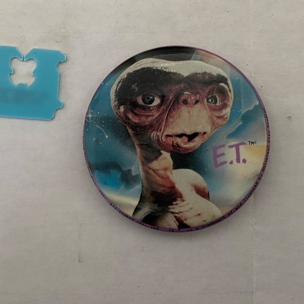 Vintage ET the extraterrestrial pin back. From universal studios